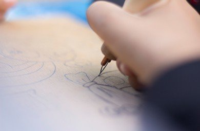 Image of a hand holding a pyrography pen